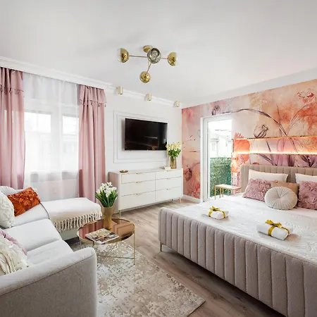 Prestige With A Living Room, Air Conditiong, Balcony & The View On Palace Daire Varşova