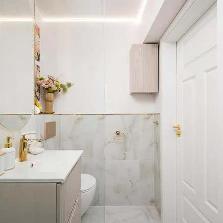 Prestige With A Living Room, Air Conditiong, Balcony & The View On Palace Daire Varşova