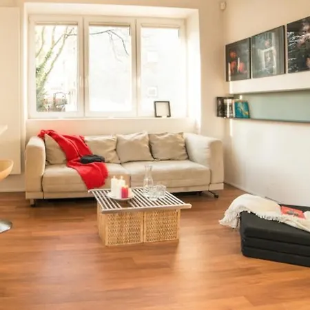 Prestige With A Living Room, Air Conditiong, Balcony & The View On Palace *