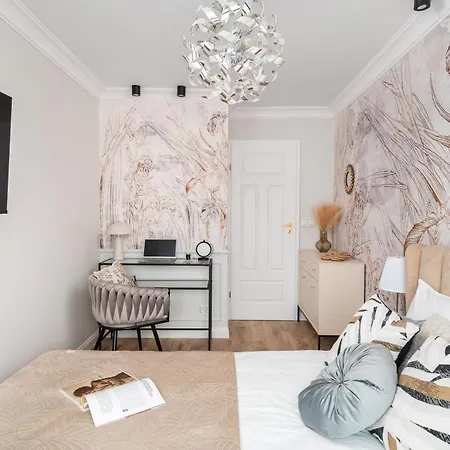 Prestige With A Living Room, Air Conditiong, Balcony & The View On Palace