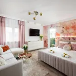 Prestige With A Living Room, Air Conditiong, Balcony & The View On Palace Apartmán Varšava