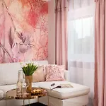 Apartmán Prestige With A Living Room, Air Conditiong, Balcony & The View On Palace Varšava