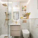 Prestige With A Living Room, Air Conditiong, Balcony & The View On Palace * Varšava