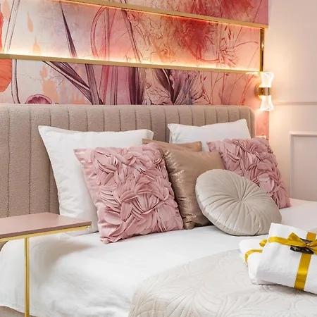 Prestige With A Living Room, Air Conditiong, Balcony & The View On Palace * Varsóvia