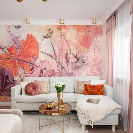 Prestige With A Living Room, Air Conditiong, Balcony & The View On Palace *