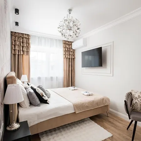 Prestige With A Living Room, Air Conditiong, Balcony & The View On Palace Apartament