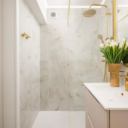 Prestige With A Living Room, Air Conditiong, Balcony & The View On Palace Warszawa