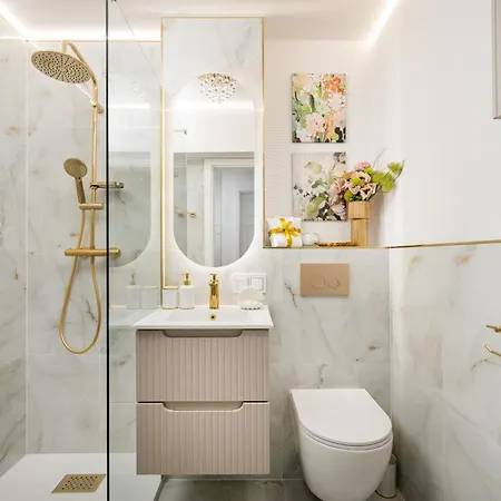 Prestige With A Living Room, Air Conditiong, Balcony & The View On Palace * Varsó